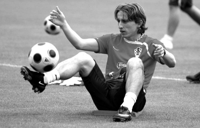 前锋终结进球荒，庆祝动作感动球迷