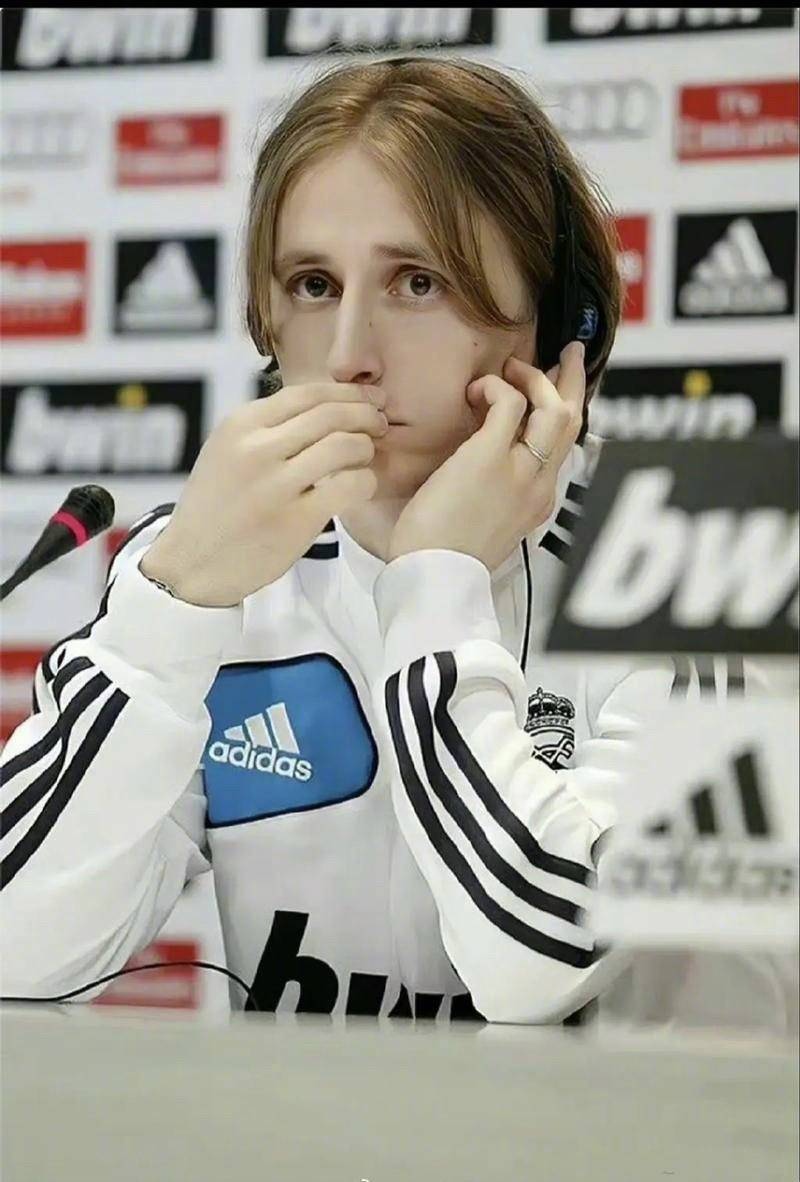 带队6战4胜重回积分榜榜首，穆斯卡特当选中超9／10月最佳教练